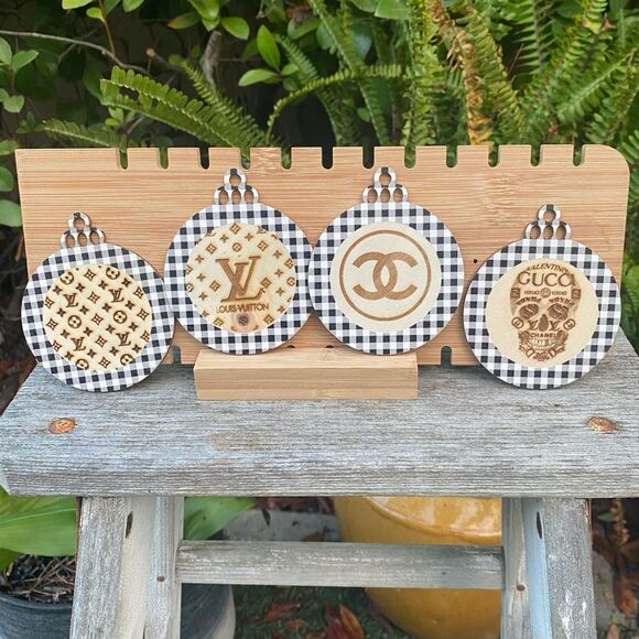 New Four Designer Black/White Check Laser Engraved Wood Ornament/Name Tag - Picture 1 of 7